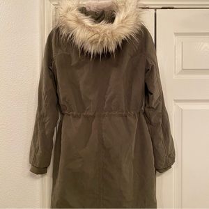 ABERCROMBIE + FITCH SHERPA LINED PARKA SIZE SMALL IN OLIVE